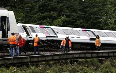 Під Парижем зійшов з рейок потяг: сім постраждалих