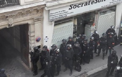 В Париже мужчина захватил заложников