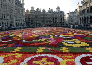 На центральной площади Брюсселя появился огромный цветочный сад