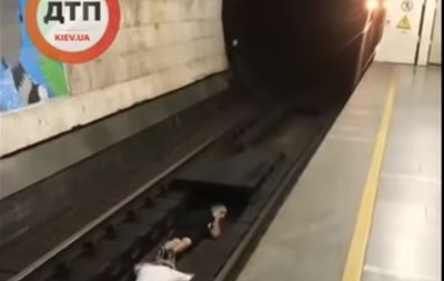 В Сети показали, как подростки прыгают под колеса поезда в метро Киева