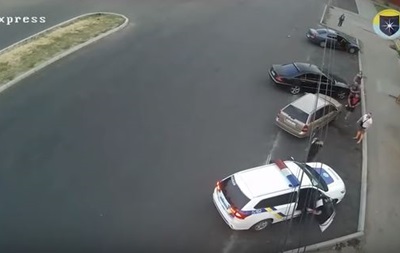 З явилося відео, як у Дніпрі трощать авто поліції