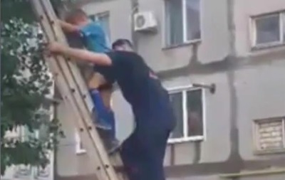 В Николаеве спасатели снимали ребенка с тополя 