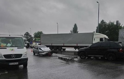 Под Киевом столкнулись пять автомобилей
