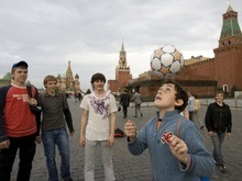 Российские и европейские звезды футбола выяснили отношения на Красной площади