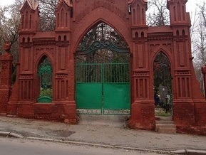 В КГГА уточнили, что платным будет въезд на киевские кладбища, а не вход