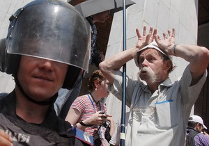 Попытка протестующих под Украинским домом установить биотуалет переросла в потасовку с Беркутом