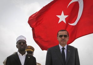 Самолет с премьером Турции на борту зацепил посадочный терминал в аэропорту Сомали