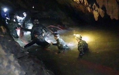 У Таїланді поновилася рятувальна операція: з печери вивели п яту дитину