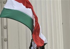В Венгрии оппозиция требует прекратить выдачу украинцам национальных паспортов