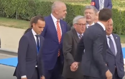 Юнкер не держался на ногах на саммите НАТО