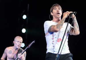 Охранник напал на вокалиста Red Hot Chili Peppers, приняв его за фаната
