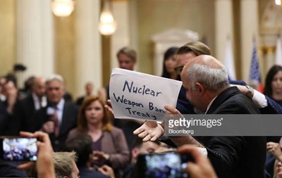 Активиста вывели из зала перед пресс-конференцией Трампа и Путина