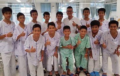 Врятованих з печери в Таїланді дітей виписали з лікарні