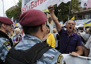 Возле Печерского суда проходят митинги сторонников Тимошенко и ее оппонентов