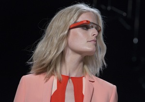 Google выпустит более модную версию Google Glass