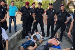 Фани Динамо в Одесі побилися з уболівальником Шахтаря і пограбували жінку