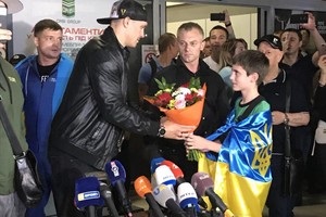 Усик повернувся до Києва: Після бою ще не спав