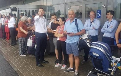 В аеропорту Румунії евакуювали людей через отруйний спрей