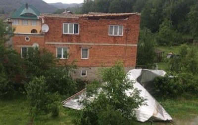Непогода в Украине оставила без крыш более 40 жилых домов