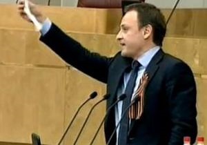Депутат, ранее перешедший из СР в ЕР, растоптал на заседании Госдумы белую ленту