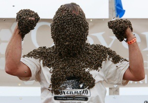 Фотогалерея: Человек-пасека. Конкурс по приманиванию пчел собственным телом