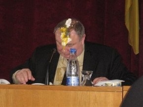 Разбитые на голове мэра Симферополя яйца обойдутся депутату в 119 гривен штрафа