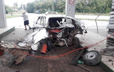 В Тернополе от взрыва на заправке такси разорвало пополам