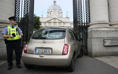 У Дубліні жінка в їхала в ворота будівлі уряду