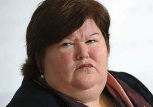 Члену правительства Бельгии бросили в лицо тарелку со сметаной