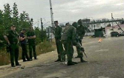 В поселке Луганской области посреди улицы начали ставить пограничные столбы