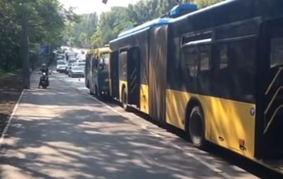 У Києві зіткнулися маршрутка і тролейбус, є постраждалі