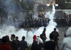 Египет: Каирская полиция обстреливает демонстрантов мелкой дробью