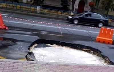 У центрі Києва провалився асфальт на проїжджій частині