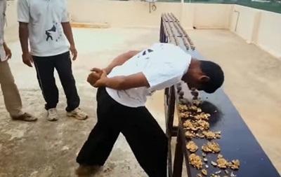 В Индии установили рекорд по разбиванию орехов