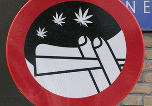 В Амстердаме уберут с улиц знаки, запрещающие курение марихуаны