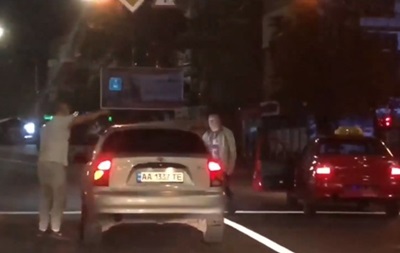 В Киеве водители устроили драку посреди дороги