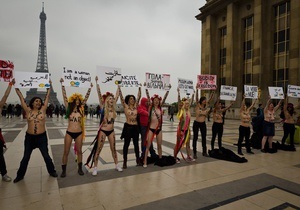 Активистки FEMEN провели в Париже акцию Аллах создал меня голой!