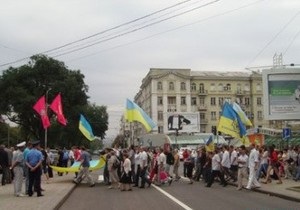 В Донецке вопреки решению суда проходит митинг. К памятнику Ленину возложили венок из проволоки