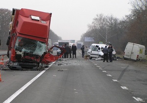 На Житомирской трассе столкнулись грузовик и минивэн: погибли трое человек