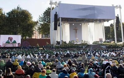 На мессу Папы римского в Литве пришли более 100 тысяч человек