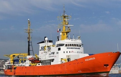 Кораблю с мигрантами запретили зайти в порт Марселя