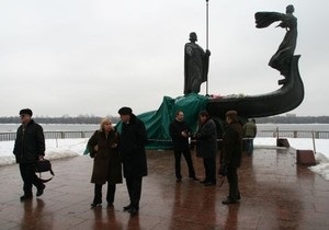 Столичные власти решили не делать бронзовую копию памятника основателям Киева