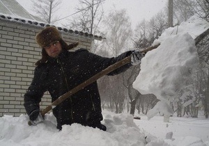 Непогода - Запад Украины - погода в Украине - снегопады - Непогода на Западе Украины: 70 населенных пунктов отрезаны от дорог, еще к 194 осложнен проезд
