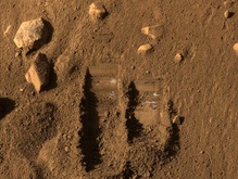 Феникс успешно загрузил свою печь марсианским грунтом
