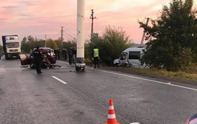 На Буковине легковушка столкнулась с автобусом, есть жертва