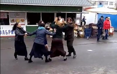 В Кременчуге женщины-ромы устроили массовую драку на улице
