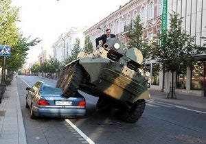 Мэр Вильнюса на БТР раздавил неправильно припаркованный Mercedes