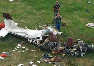 В США легкомоторный самолет упал на жилой дом