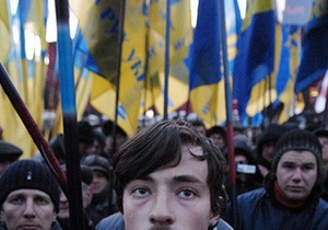 Красная карточка Януковичу: полсотни человек пикетируют Администрацию Президента