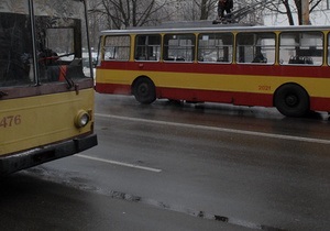 В Киеве в связи с открытием новых станций метро изменена схема движения троллейбусов и автобусов